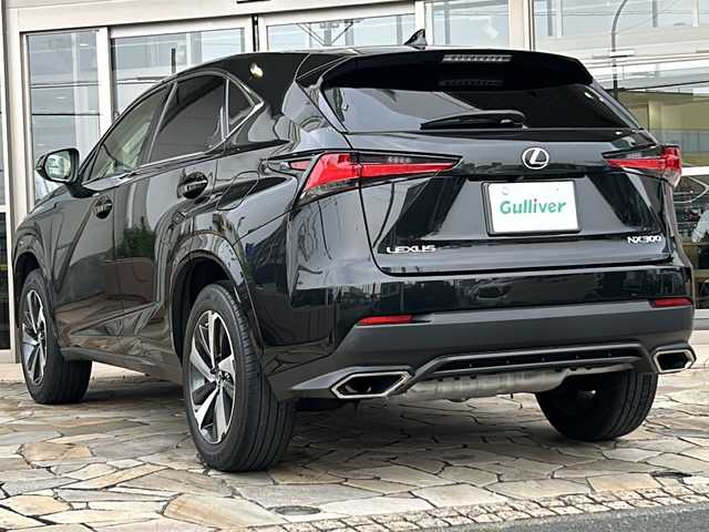 レクサス ＮＸ 300 ブラックシークエンス 静岡県 2018(平30)年 5.5万km グラファイトブラックガラスフレーク レクサスセーフティシステム/・プリクラッシュセーフティ/・レーダークルーズコントロール/・レーンキープアシスト/・ブラインドスポットモニター/・リヤトラフィックアラート/純正メーカーナビ/・フルセグTV/・CD/DVD/Bluetooth/ラジオ/主要装備/・レザーシート/・シートヒーター/・パワーバックドア/・オートホールド/・ハンドルヒーター/・オートホールド/・パドルシフト/・パワーシート