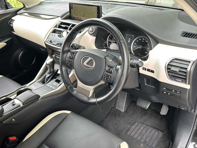 レクサス ＮＸ 300 ブラックシークエンス 静岡県 2018(平30)年 5.5万km グラファイトブラックガラスフレーク レクサスセーフティシステム/・プリクラッシュセーフティ/・レーダークルーズコントロール/・レーンキープアシスト/・ブラインドスポットモニター/・リヤトラフィックアラート/純正メーカーナビ/・フルセグTV/・CD/DVD/Bluetooth/ラジオ/主要装備/・レザーシート/・シートヒーター/・パワーバックドア/・オートホールド/・ハンドルヒーター/・オートホールド/・パドルシフト/・パワーシート