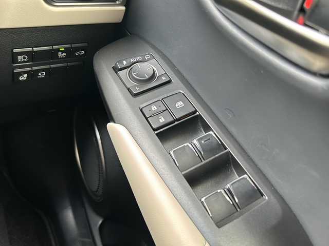 レクサス ＮＸ 300 ブラックシークエンス 静岡県 2018(平30)年 5.5万km グラファイトブラックガラスフレーク レクサスセーフティシステム/・プリクラッシュセーフティ/・レーダークルーズコントロール/・レーンキープアシスト/・ブラインドスポットモニター/・リヤトラフィックアラート/純正メーカーナビ/・フルセグTV/・CD/DVD/Bluetooth/ラジオ/主要装備/・レザーシート/・シートヒーター/・パワーバックドア/・オートホールド/・ハンドルヒーター/・オートホールド/・パドルシフト/・パワーシート