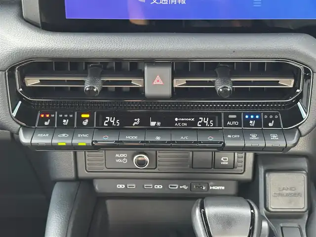 トヨタ ランドクルーザー ２５０ VX ファーストエディション 宮城県 2024(令6)年 0.8万km ベージュ ムーンルーフ/ルーフレール/セーフティセンス/・プリクラッシュセーフティ/・レーダークルーズコントロール/・レーンディパーチャーアラート/・レーントレーシングアシスト/・オートマチックハイビーム/・ドライバー異常検知対応システム/・プロアクティブドライビングアシスト/・発進遅れ告知機能/・緊急時操舵支援/・フロントトラフィックアラート/・レーンチェンジアシスト/・ロードサインアシスト/パーキングサポートブレーキ（前後方静止物/後方接近車両/後方歩行者）/トヨタチームメイト（アドバンストドライブ）/デジタルインナーミラー/純正12.3インチディスプレイオーディオ/・コネクティッドナビ対応/・フルセグTV/・HDMI入力/USB入力/・AppleCarPlay/AndroidAuto/・ＡＭ/FMチューナー/・パイオニアプレミアムサウンドシステム/パワーバックドア/本革シート/パワーシート/ベンチレーション付快適温熱シート/ステアリグヒーター/3眼LEDヘッドライト/純正丸目ヘッドライト車載/オートライト/トノカバー