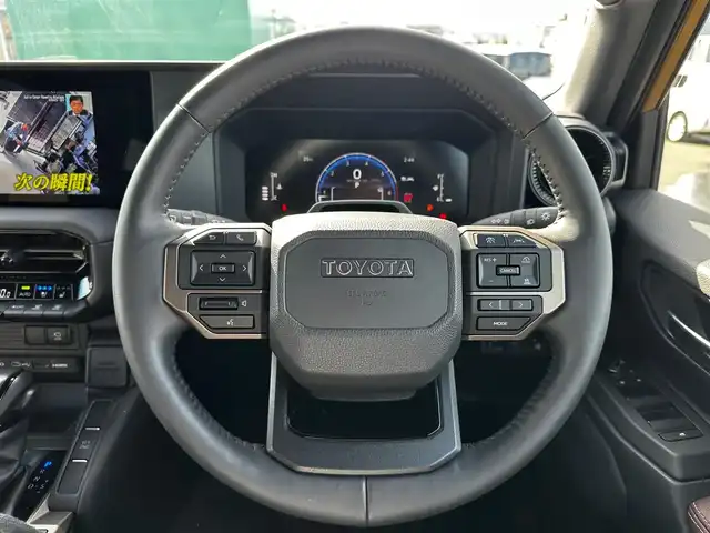 トヨタ ランドクルーザー ２５０ VX ファーストエディション 宮城県 2024(令6)年 0.8万km ベージュ ムーンルーフ/ルーフレール/セーフティセンス/・プリクラッシュセーフティ/・レーダークルーズコントロール/・レーンディパーチャーアラート/・レーントレーシングアシスト/・オートマチックハイビーム/・ドライバー異常検知対応システム/・プロアクティブドライビングアシスト/・発進遅れ告知機能/・緊急時操舵支援/・フロントトラフィックアラート/・レーンチェンジアシスト/・ロードサインアシスト/パーキングサポートブレーキ（前後方静止物/後方接近車両/後方歩行者）/トヨタチームメイト（アドバンストドライブ）/デジタルインナーミラー/純正12.3インチディスプレイオーディオ/・コネクティッドナビ対応/・フルセグTV/・HDMI入力/USB入力/・AppleCarPlay/AndroidAuto/・ＡＭ/FMチューナー/・パイオニアプレミアムサウンドシステム/パワーバックドア/本革シート/パワーシート/ベンチレーション付快適温熱シート/ステアリグヒーター/3眼LEDヘッドライト/純正丸目ヘッドライト車載/オートライト/トノカバー