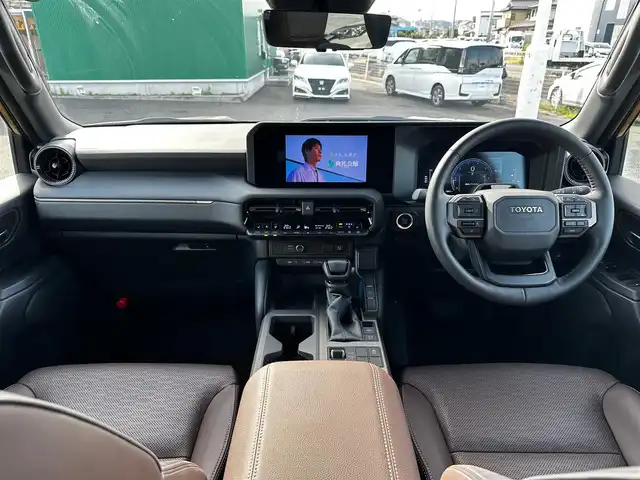トヨタ ランドクルーザー ２５０ VX ファーストエディション 宮城県 2024(令6)年 0.8万km ベージュ ムーンルーフ/ルーフレール/セーフティセンス/・プリクラッシュセーフティ/・レーダークルーズコントロール/・レーンディパーチャーアラート/・レーントレーシングアシスト/・オートマチックハイビーム/・ドライバー異常検知対応システム/・プロアクティブドライビングアシスト/・発進遅れ告知機能/・緊急時操舵支援/・フロントトラフィックアラート/・レーンチェンジアシスト/・ロードサインアシスト/パーキングサポートブレーキ（前後方静止物/後方接近車両/後方歩行者）/トヨタチームメイト（アドバンストドライブ）/デジタルインナーミラー/純正12.3インチディスプレイオーディオ/・コネクティッドナビ対応/・フルセグTV/・HDMI入力/USB入力/・AppleCarPlay/AndroidAuto/・ＡＭ/FMチューナー/・パイオニアプレミアムサウンドシステム/パワーバックドア/本革シート/パワーシート/ベンチレーション付快適温熱シート/ステアリグヒーター/3眼LEDヘッドライト/純正丸目ヘッドライト車載/オートライト/トノカバー