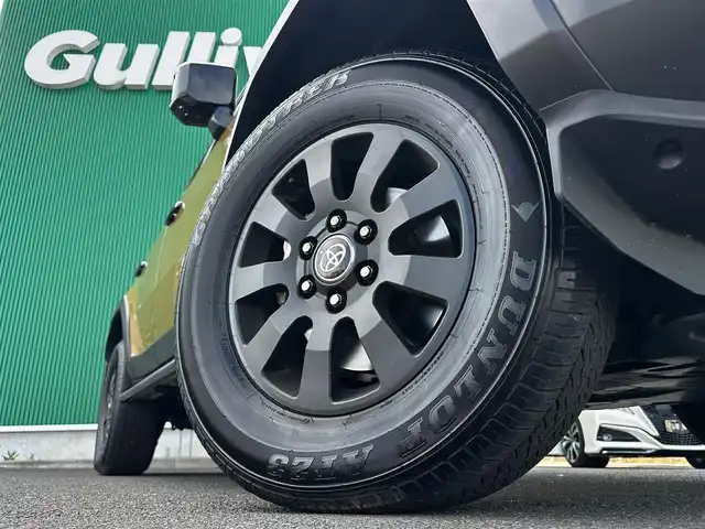 トヨタ ランドクルーザー ２５０ VX ファーストエディション 宮城県 2024(令6)年 0.8万km ベージュ ムーンルーフ/ルーフレール/セーフティセンス/・プリクラッシュセーフティ/・レーダークルーズコントロール/・レーンディパーチャーアラート/・レーントレーシングアシスト/・オートマチックハイビーム/・ドライバー異常検知対応システム/・プロアクティブドライビングアシスト/・発進遅れ告知機能/・緊急時操舵支援/・フロントトラフィックアラート/・レーンチェンジアシスト/・ロードサインアシスト/パーキングサポートブレーキ（前後方静止物/後方接近車両/後方歩行者）/トヨタチームメイト（アドバンストドライブ）/デジタルインナーミラー/純正12.3インチディスプレイオーディオ/・コネクティッドナビ対応/・フルセグTV/・HDMI入力/USB入力/・AppleCarPlay/AndroidAuto/・ＡＭ/FMチューナー/・パイオニアプレミアムサウンドシステム/パワーバックドア/本革シート/パワーシート/ベンチレーション付快適温熱シート/ステアリグヒーター/3眼LEDヘッドライト/純正丸目ヘッドライト車載/オートライト/トノカバー