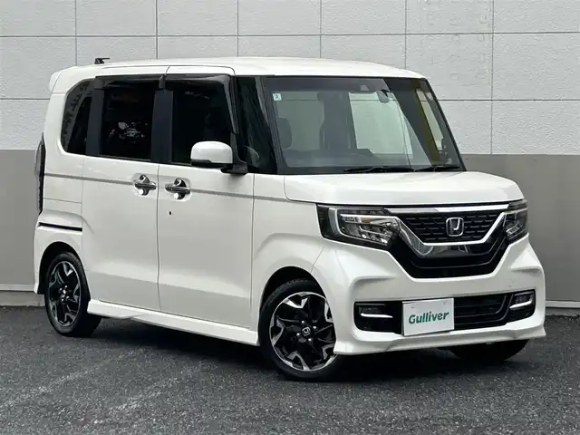 ホンダ Ｎ ＢＯＸ カスタム G L ターボ ホンダセンシング 東京都 2018(平30)年 6.5万km プレミアムホワイトパールⅡ ワンオーナー/純正SDナビ/　フルセグTV/CD/DVD/Bluetooth/USB/SD/バックカメラ/純正ドライブレコーダー/ホンダセンシング/・衝突軽減ブレーキ/・誤発信抑制機能/・アダプティブクルーズコントロール/・車線逸脱警報/・トラフィックジャムアシスト/横滑り防止装置/カーテンエアバック/ビルトインETC/純正15インチアルミホイール/純正フロアマット/社外フロントグリル/両側パワースライドドア/アイドリングストップ/ウインカーミラー/ドアバイザー/チップアップシート/パワーステアリング/パワーウィンドウ/電動格納ミラー/プッシュスタート/スマートキー×2/保証書/取扱説明書/スペアキー