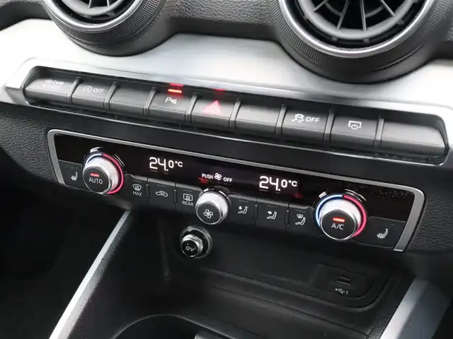 アウディ Ｑ２ 30TFSIスポーツ 宮城県 2019(平31)年 3.5万km グレイシアホワイトメタリック Ｓラインパッケージ/純正ナビ【ＢＴ／ＣＤ／ＤＶＤ／フルセグＴＶ／ＳＤ／ＵＳＢ】/ハーフレザーシート/アダプティブクルーズコントロール/バーチャルコックピット/ブラインドスポットアシスト/AUDIアクティブレーンキープアシスト/AUDIプレセンス/バックカメラ/パドルシフト/パワーバックドア/純正１８インチＡＷ/ドライブレコーダー（前）/コーナーセンサー(前後)/シートヒーター(DN席)/パーキングアシスト/MTモード付/オートライト/LEDヘッドライト/純正フロアマット/プッシュスタート/アドバンスドキー/禁煙車