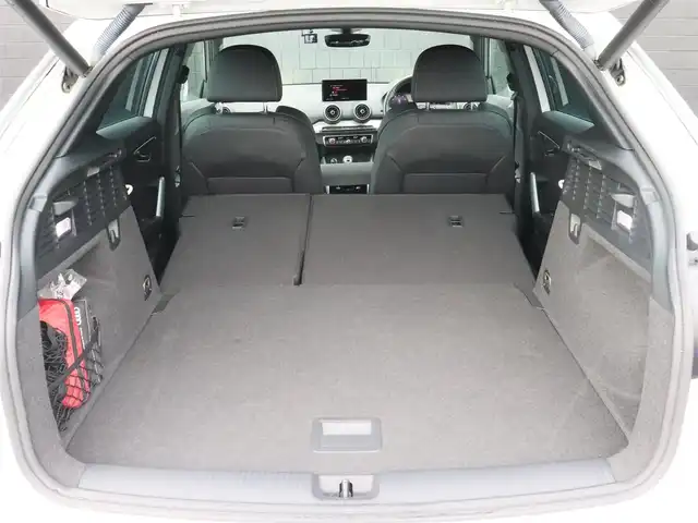 アウディ Ｑ２ 30TFSIスポーツ 宮城県 2019(平31)年 3.5万km グレイシアホワイトメタリック Ｓラインパッケージ/純正ナビ【ＢＴ／ＣＤ／ＤＶＤ／フルセグＴＶ／ＳＤ／ＵＳＢ】/ハーフレザーシート/アダプティブクルーズコントロール/バーチャルコックピット/ブラインドスポットアシスト/AUDIアクティブレーンキープアシスト/AUDIプレセンス/バックカメラ/パドルシフト/パワーバックドア/純正１８インチＡＷ/ドライブレコーダー（前）/コーナーセンサー(前後)/シートヒーター(DN席)/パーキングアシスト/MTモード付/オートライト/LEDヘッドライト/純正フロアマット/プッシュスタート/アドバンスドキー/禁煙車