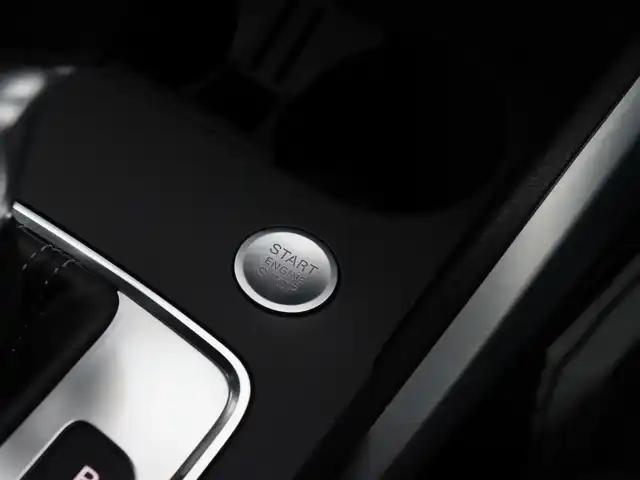 アウディ Ｑ２ 30TFSIスポーツ 宮城県 2019(平31)年 3.5万km グレイシアホワイトメタリック Ｓラインパッケージ/純正ナビ【ＢＴ／ＣＤ／ＤＶＤ／フルセグＴＶ／ＳＤ／ＵＳＢ】/ハーフレザーシート/アダプティブクルーズコントロール/バーチャルコックピット/ブラインドスポットアシスト/AUDIアクティブレーンキープアシスト/AUDIプレセンス/バックカメラ/パドルシフト/パワーバックドア/純正１８インチＡＷ/ドライブレコーダー（前）/コーナーセンサー(前後)/シートヒーター(DN席)/パーキングアシスト/MTモード付/オートライト/LEDヘッドライト/純正フロアマット/プッシュスタート/アドバンスドキー/禁煙車