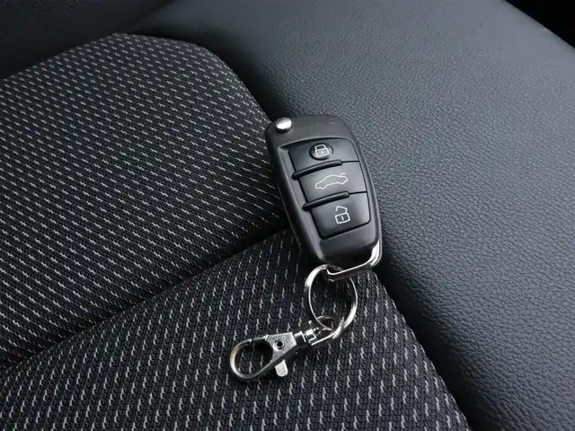 アウディ Ｑ２ 30TFSIスポーツ 宮城県 2019(平31)年 3.5万km グレイシアホワイトメタリック Ｓラインパッケージ/純正ナビ【ＢＴ／ＣＤ／ＤＶＤ／フルセグＴＶ／ＳＤ／ＵＳＢ】/ハーフレザーシート/アダプティブクルーズコントロール/バーチャルコックピット/ブラインドスポットアシスト/AUDIアクティブレーンキープアシスト/AUDIプレセンス/バックカメラ/パドルシフト/パワーバックドア/純正１８インチＡＷ/ドライブレコーダー（前）/コーナーセンサー(前後)/シートヒーター(DN席)/パーキングアシスト/MTモード付/オートライト/LEDヘッドライト/純正フロアマット/プッシュスタート/アドバンスドキー/禁煙車