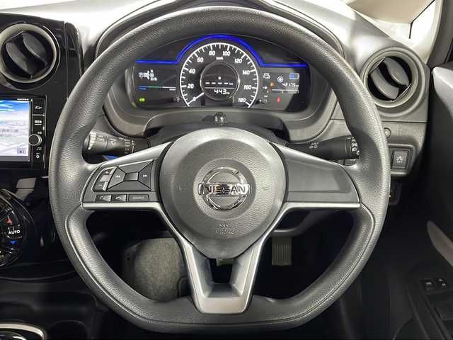 日産 ノート e－パワー X 広島県 2017(平29)年 4.3万km スーパーブラック 純正ナビ（Bluetooth/フルセグTV/DVD）/アラウンドビューモニター/デジタルインナーミラー/エマージェンシーブレーキ/車線逸脱抑制/フロント/バックソナー/誤発進抑制機能/LEDヘッドランプ/オートライト/ETC/スマートキー