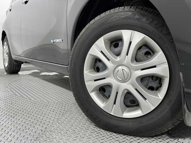 日産 ノート e－パワー X 広島県 2017(平29)年 4.3万km スーパーブラック 純正ナビ（Bluetooth/フルセグTV/DVD）/アラウンドビューモニター/デジタルインナーミラー/エマージェンシーブレーキ/車線逸脱抑制/フロント/バックソナー/誤発進抑制機能/LEDヘッドランプ/オートライト/ETC/スマートキー