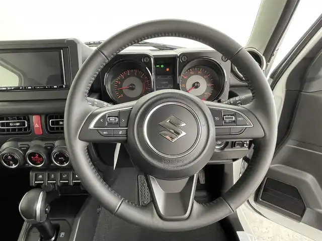スズキ ジムニー XC 大分県 2024(令6)年 0.1千km ピュアホワイトP 登録済未使用車/社外７型ナビ　AVN-LBS01/デュアルブレーキセンサーサポート/誤発進抑制機能/車線逸脱警報/ふらつき警報/ハイビームアシスト/先行車発信お知らせ機能/標識認識機能/シートヒーター/スマートキー×２/ヘッドランプウォッシャー/電動格納ウィンカーミラー/フォグランプ/ステアリングリモコン