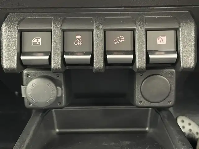 スズキ ジムニー XC 大分県 2024(令6)年 0.1千km ピュアホワイトP 登録済未使用車/社外７型ナビ　AVN-LBS01/デュアルブレーキセンサーサポート/誤発進抑制機能/車線逸脱警報/ふらつき警報/ハイビームアシスト/先行車発信お知らせ機能/標識認識機能/シートヒーター/スマートキー×２/ヘッドランプウォッシャー/電動格納ウィンカーミラー/フォグランプ/ステアリングリモコン