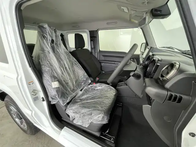 スズキ ジムニー XC 大分県 2024(令6)年 0.1千km ピュアホワイトP 登録済未使用車/社外７型ナビ　AVN-LBS01/デュアルブレーキセンサーサポート/誤発進抑制機能/車線逸脱警報/ふらつき警報/ハイビームアシスト/先行車発信お知らせ機能/標識認識機能/シートヒーター/スマートキー×２/ヘッドランプウォッシャー/電動格納ウィンカーミラー/フォグランプ/ステアリングリモコン