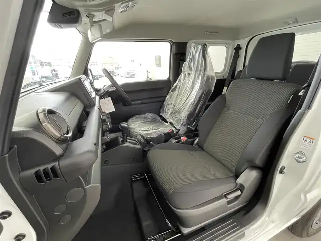 スズキ ジムニー XC 大分県 2024(令6)年 0.1千km ピュアホワイトP 登録済未使用車/社外７型ナビ　AVN-LBS01/デュアルブレーキセンサーサポート/誤発進抑制機能/車線逸脱警報/ふらつき警報/ハイビームアシスト/先行車発信お知らせ機能/標識認識機能/シートヒーター/スマートキー×２/ヘッドランプウォッシャー/電動格納ウィンカーミラー/フォグランプ/ステアリングリモコン