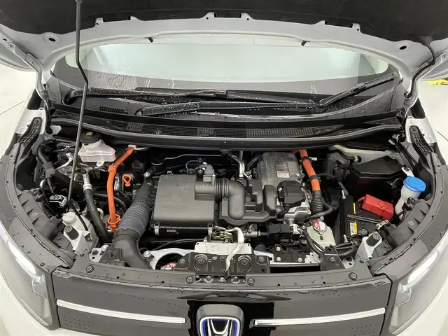ホンダ フリード ハイブリット e:HEV AIR EX 滋賀県 2024(令6)年 1.3万km プラチナホワイトパール 純正9インチナビ/【Bluetooth/フルセグTV/Apple CarPlay/Android Auto】/両側パワースライドドア/全方位カメラ/ホンダセンシング/・衝突軽減ブレーキ（CMBS）/・先行車発進お知らせ機能/・歩行者事故低減ステアリング/・路外逸脱抑制機能/・標識認識機能/・渋滞追従機能付アダプティブクルーズコントロール/・車線維持支援システム/・トラフィックジャムアシスト/・ブラインドスポットインフォメーション/・誤発進抑制機能/・後方誤発進抑制機能/・近距離衝突軽減ブレーキ/・急アクセル抑制機能/・パーキングセンサーシステム/・後退出庫サポート/・オートハイビーム/・アダプティブドライビングビーム/ハーフレザーシート/D/Nシートヒーター/LEDヘッドライト/ビルトインETC/電動パーキングブレーキ/オートブレーキホールド/純正フロアマット/プッシュスタート/スマートキー/ステアリングリモコン/後席ロールサンシェード