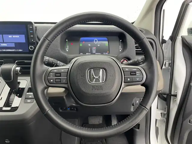 ホンダ フリード ハイブリット e:HEV AIR EX 滋賀県 2024(令6)年 1.3万km プラチナホワイトパール 純正9インチナビ/【Bluetooth/フルセグTV/Apple CarPlay/Android Auto】/両側パワースライドドア/全方位カメラ/ホンダセンシング/・衝突軽減ブレーキ（CMBS）/・先行車発進お知らせ機能/・歩行者事故低減ステアリング/・路外逸脱抑制機能/・標識認識機能/・渋滞追従機能付アダプティブクルーズコントロール/・車線維持支援システム/・トラフィックジャムアシスト/・ブラインドスポットインフォメーション/・誤発進抑制機能/・後方誤発進抑制機能/・近距離衝突軽減ブレーキ/・急アクセル抑制機能/・パーキングセンサーシステム/・後退出庫サポート/・オートハイビーム/・アダプティブドライビングビーム/ハーフレザーシート/D/Nシートヒーター/LEDヘッドライト/ビルトインETC/電動パーキングブレーキ/オートブレーキホールド/純正フロアマット/プッシュスタート/スマートキー/ステアリングリモコン/後席ロールサンシェード