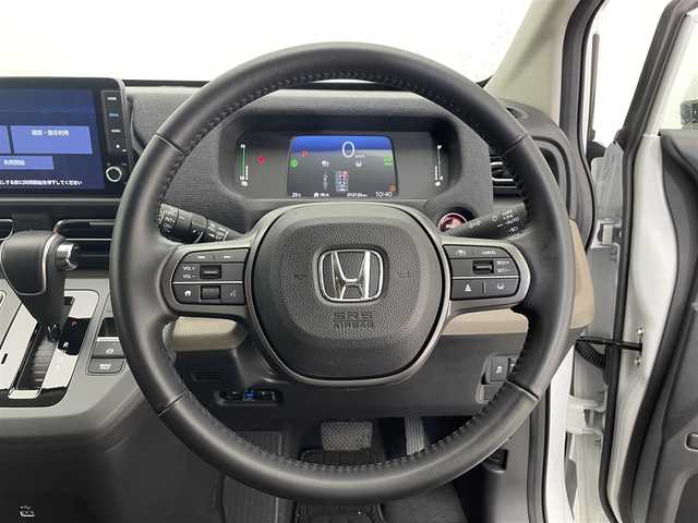 ホンダ フリード ハイブリット e:HEV AIR EX 滋賀県 2024(令6)年 1.3万km プラチナホワイトパール 純正9インチナビ/【Bluetooth/フルセグTV/Apple CarPlay/Android Auto】/両側パワースライドドア/全方位カメラ/ホンダセンシング/・衝突軽減ブレーキ（CMBS）/・先行車発進お知らせ機能/・歩行者事故低減ステアリング/・路外逸脱抑制機能/・標識認識機能/・渋滞追従機能付アダプティブクルーズコントロール/・車線維持支援システム/・トラフィックジャムアシスト/・ブラインドスポットインフォメーション/・誤発進抑制機能/・後方誤発進抑制機能/・近距離衝突軽減ブレーキ/・急アクセル抑制機能/・パーキングセンサーシステム/・後退出庫サポート/・オートハイビーム/・アダプティブドライビングビーム/ハーフレザーシート/D/Nシートヒーター/LEDヘッドライト/ビルトインETC/電動パーキングブレーキ/オートブレーキホールド/純正フロアマット/プッシュスタート/スマートキー/ステアリングリモコン/後席ロールサンシェード