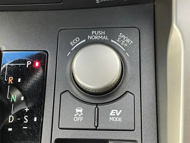 レクサス ＮＸ 300h Fスポーツ 宮城県 2015(平27)年 8.1万km ソニッククォーツ パノラマルーフ/パノラミックビューモニター/三眼LEDヘッドランプ/後席電動格納/BSM/ヘッドアップディスプレイ/100V電源/クルーズコントロール/衝突軽減/レーンキープアシスト/オートハイビーム/クリアランスソナー/パーキングサポートブレーキ/ETC/前後ドライブレコーダー/メモリ機能付パワーシート/ステアリングヒーター/シートヒーター/ベンチレーション/フルセグTV/Bluetooth/CD/DVD/Blu-ray/黒革シート/禁煙車