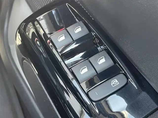 シトロエン Ｃ３ エル 石川県 2018(平30)年 3万km 白 １５０台限定/サーブルルーフ/フォグランプトリム／エアカプセル／Ｃピラーチェリーアクセント/衝突軽減ブレーキ/クルーズコントロール/車線逸脱警告/純正ナビ/フルセグTV/バックカメラ/クリアランスソナー