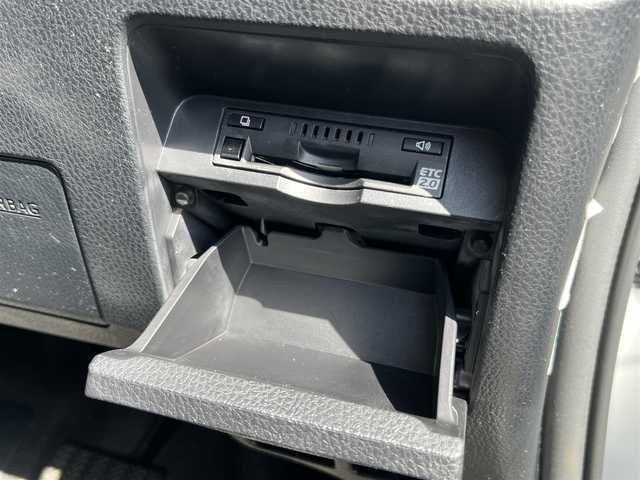 トヨタ ヴォクシー ハイブリッド ZS 煌Ⅱ 愛知県 2017(平29)年 5.3万km ホワイトパールクリスタルシャイン  ワンオーナー/ セーフティセンスC/ 両側パワースライドドア/ 純正9インチSDナビ　フルセグ/ BTオーディオ　CD DVD/ バックカメラ/ LEDヘッドライト/ フォグライト/ ドライブレコーダー/リヤクーラー/ スマートキー　スマートキースペアあり/ エンジンプッシュスタート/ BIN ETC 2.0/ 保証書　取説あり