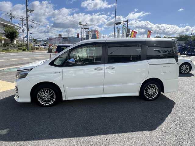 トヨタ ヴォクシー ハイブリッド ZS 煌Ⅱ 愛知県 2017(平29)年 5.3万km ホワイトパールクリスタルシャイン  ワンオーナー/ セーフティセンスC/ 両側パワースライドドア/ 純正9インチSDナビ　フルセグ/ BTオーディオ　CD DVD/ バックカメラ/ LEDヘッドライト/ フォグライト/ ドライブレコーダー/リヤクーラー/ スマートキー　スマートキースペアあり/ エンジンプッシュスタート/ BIN ETC 2.0/ 保証書　取説あり