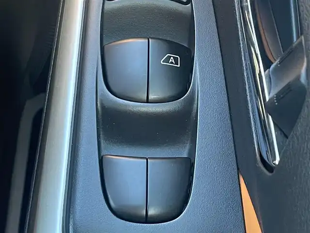日産 キックス X ツートーンインテリアED 愛知県 2021(令3)年 1.7万km ピュアブラック 純正ＳＤナビ　/Ｂカメラ　/アラウンドビューモニター　/デジタルインナーミラー　/ＤＴＶ　/ＢＴ　/ＣＤ／ＤＶＤ　/ＵＳＢ　/レーダークルーズコントロール　/ＥＴＣ　/ＬＥＤヘッドライト　/前席シートヒーター/ステアリングスイッチ/ステアリングヒーター/スマートキー/プッシュスタート/ルーフレール/クリアランスソナー/ＬＥＤヘッドライト/純正１７インチＡＷ