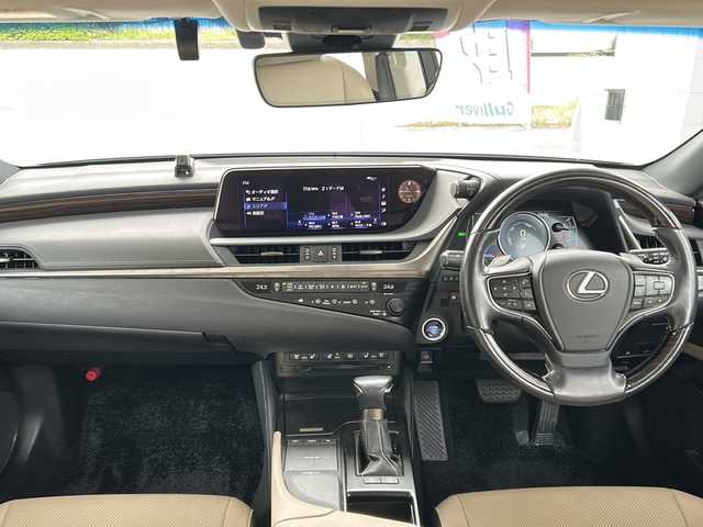 レクサス ＥＳ 300h 愛知県 2019(令1)年 2.2万km ソニッククォーツ ワンオーナー/サンルーフ/革シート/純正ナビ/フルセグTV・CD・DVD・SD・Bluetooth/バックカメラ/前席エアシート/前席シートヒーター/前席パワーシート/運転席メモリー機能付パワーシート/ウッドコンビステアリング/パドルシフト/リアサンシェード/LEXUS Safety System/・プリクラッシュセーフティー/・レーントレーシングアシスト/・アダプティブハイビームシステム/・オートマチックハイビーム/・ロードサインアシスト/・レーダークルーズコントロール/・先行車発進告知機能/クリアランスソナー/ブラインドスポットモニター/LEDヘッドライト/オートライト/パワートランク/ステアリングヒーター/純正ドライブレコーダー/USB端子×４/ビルトインETC2.0/テレビキャンセラー/ステアリングスイッチ/プッシュスタート/電動格納ミラー/純正フロアマット/保証書/取扱説明書/ナビ取扱説明書/スペアスマートキー/カードキー