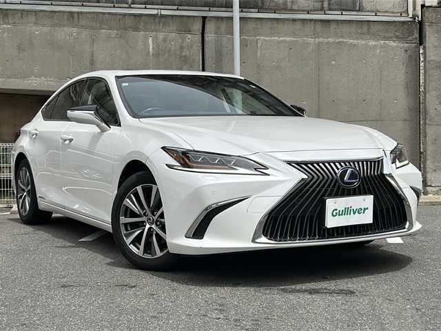 レクサス ＥＳ 300h 愛知県 2019(令1)年 2.2万km ソニッククォーツ ワンオーナー/サンルーフ/革シート/純正ナビ/フルセグTV・CD・DVD・SD・Bluetooth/バックカメラ/前席エアシート/前席シートヒーター/前席パワーシート/運転席メモリー機能付パワーシート/ウッドコンビステアリング/パドルシフト/リアサンシェード/LEXUS Safety System/・プリクラッシュセーフティー/・レーントレーシングアシスト/・アダプティブハイビームシステム/・オートマチックハイビーム/・ロードサインアシスト/・レーダークルーズコントロール/・先行車発進告知機能/クリアランスソナー/ブラインドスポットモニター/LEDヘッドライト/オートライト/パワートランク/ステアリングヒーター/純正ドライブレコーダー/USB端子×４/ビルトインETC2.0/テレビキャンセラー/ステアリングスイッチ/プッシュスタート/電動格納ミラー/純正フロアマット/保証書/取扱説明書/ナビ取扱説明書/スペアスマートキー/カードキー
