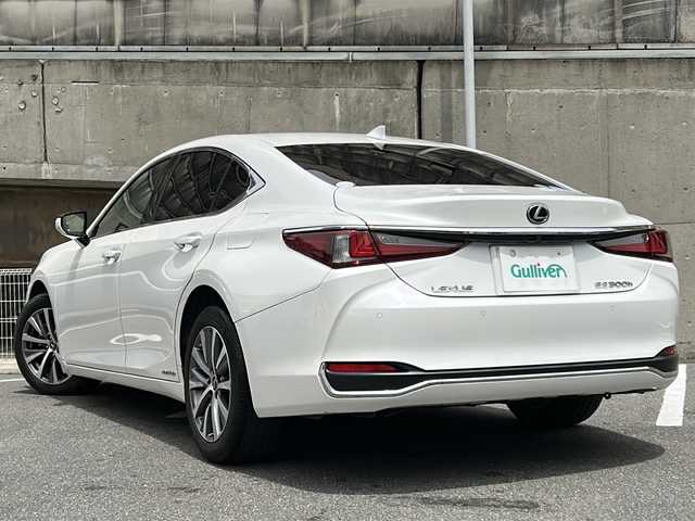 レクサス ＥＳ 300h 愛知県 2019(令1)年 2.2万km ソニッククォーツ ワンオーナー/サンルーフ/革シート/純正ナビ/フルセグTV・CD・DVD・SD・Bluetooth/バックカメラ/前席エアシート/前席シートヒーター/前席パワーシート/運転席メモリー機能付パワーシート/ウッドコンビステアリング/パドルシフト/リアサンシェード/LEXUS Safety System/・プリクラッシュセーフティー/・レーントレーシングアシスト/・アダプティブハイビームシステム/・オートマチックハイビーム/・ロードサインアシスト/・レーダークルーズコントロール/・先行車発進告知機能/クリアランスソナー/ブラインドスポットモニター/LEDヘッドライト/オートライト/パワートランク/ステアリングヒーター/純正ドライブレコーダー/USB端子×４/ビルトインETC2.0/テレビキャンセラー/ステアリングスイッチ/プッシュスタート/電動格納ミラー/純正フロアマット/保証書/取扱説明書/ナビ取扱説明書/スペアスマートキー/カードキー