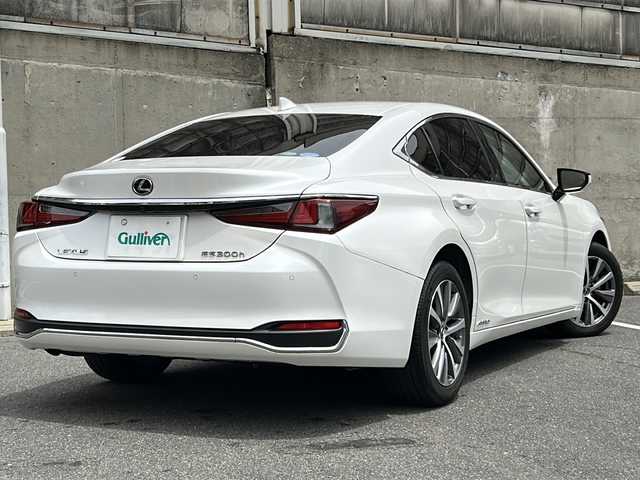 レクサス ＥＳ 300h 愛知県 2019(令1)年 2.2万km ソニッククォーツ ワンオーナー/サンルーフ/革シート/純正ナビ/フルセグTV・CD・DVD・SD・Bluetooth/バックカメラ/前席エアシート/前席シートヒーター/前席パワーシート/運転席メモリー機能付パワーシート/ウッドコンビステアリング/パドルシフト/リアサンシェード/LEXUS Safety System/・プリクラッシュセーフティー/・レーントレーシングアシスト/・アダプティブハイビームシステム/・オートマチックハイビーム/・ロードサインアシスト/・レーダークルーズコントロール/・先行車発進告知機能/クリアランスソナー/ブラインドスポットモニター/LEDヘッドライト/オートライト/パワートランク/ステアリングヒーター/純正ドライブレコーダー/USB端子×４/ビルトインETC2.0/テレビキャンセラー/ステアリングスイッチ/プッシュスタート/電動格納ミラー/純正フロアマット/保証書/取扱説明書/ナビ取扱説明書/スペアスマートキー/カードキー