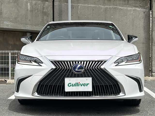 レクサス ＥＳ 300h 愛知県 2019(令1)年 2.2万km ソニッククォーツ ワンオーナー/サンルーフ/革シート/純正ナビ/フルセグTV・CD・DVD・SD・Bluetooth/バックカメラ/前席エアシート/前席シートヒーター/前席パワーシート/運転席メモリー機能付パワーシート/ウッドコンビステアリング/パドルシフト/リアサンシェード/LEXUS Safety System/・プリクラッシュセーフティー/・レーントレーシングアシスト/・アダプティブハイビームシステム/・オートマチックハイビーム/・ロードサインアシスト/・レーダークルーズコントロール/・先行車発進告知機能/クリアランスソナー/ブラインドスポットモニター/LEDヘッドライト/オートライト/パワートランク/ステアリングヒーター/純正ドライブレコーダー/USB端子×４/ビルトインETC2.0/テレビキャンセラー/ステアリングスイッチ/プッシュスタート/電動格納ミラー/純正フロアマット/保証書/取扱説明書/ナビ取扱説明書/スペアスマートキー/カードキー
