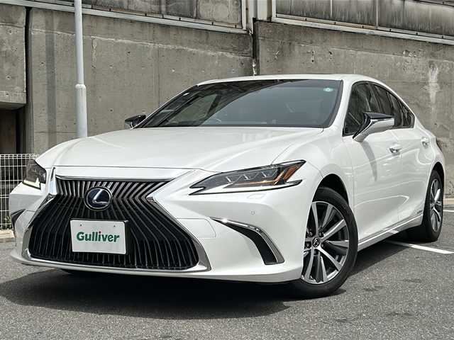 レクサス ＥＳ 300h 愛知県 2019(令1)年 2.2万km ソニッククォーツ ワンオーナー/サンルーフ/革シート/純正ナビ/フルセグTV・CD・DVD・SD・Bluetooth/バックカメラ/前席エアシート/前席シートヒーター/前席パワーシート/運転席メモリー機能付パワーシート/ウッドコンビステアリング/パドルシフト/リアサンシェード/LEXUS Safety System/・プリクラッシュセーフティー/・レーントレーシングアシスト/・アダプティブハイビームシステム/・オートマチックハイビーム/・ロードサインアシスト/・レーダークルーズコントロール/・先行車発進告知機能/クリアランスソナー/ブラインドスポットモニター/LEDヘッドライト/オートライト/パワートランク/ステアリングヒーター/純正ドライブレコーダー/USB端子×４/ビルトインETC2.0/テレビキャンセラー/ステアリングスイッチ/プッシュスタート/電動格納ミラー/純正フロアマット/保証書/取扱説明書/ナビ取扱説明書/スペアスマートキー/カードキー