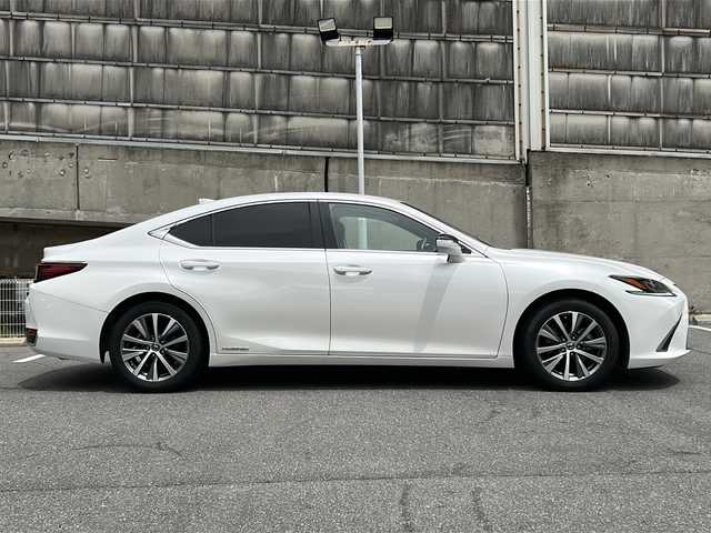 レクサス ＥＳ 300h 愛知県 2019(令1)年 2.2万km ソニッククォーツ ワンオーナー/サンルーフ/革シート/純正ナビ/フルセグTV・CD・DVD・SD・Bluetooth/バックカメラ/前席エアシート/前席シートヒーター/前席パワーシート/運転席メモリー機能付パワーシート/ウッドコンビステアリング/パドルシフト/リアサンシェード/LEXUS Safety System/・プリクラッシュセーフティー/・レーントレーシングアシスト/・アダプティブハイビームシステム/・オートマチックハイビーム/・ロードサインアシスト/・レーダークルーズコントロール/・先行車発進告知機能/クリアランスソナー/ブラインドスポットモニター/LEDヘッドライト/オートライト/パワートランク/ステアリングヒーター/純正ドライブレコーダー/USB端子×４/ビルトインETC2.0/テレビキャンセラー/ステアリングスイッチ/プッシュスタート/電動格納ミラー/純正フロアマット/保証書/取扱説明書/ナビ取扱説明書/スペアスマートキー/カードキー