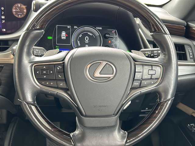 レクサス ＥＳ 300h 愛知県 2019(令1)年 2.2万km ソニッククォーツ ワンオーナー/サンルーフ/革シート/純正ナビ/フルセグTV・CD・DVD・SD・Bluetooth/バックカメラ/前席エアシート/前席シートヒーター/前席パワーシート/運転席メモリー機能付パワーシート/ウッドコンビステアリング/パドルシフト/リアサンシェード/LEXUS Safety System/・プリクラッシュセーフティー/・レーントレーシングアシスト/・アダプティブハイビームシステム/・オートマチックハイビーム/・ロードサインアシスト/・レーダークルーズコントロール/・先行車発進告知機能/クリアランスソナー/ブラインドスポットモニター/LEDヘッドライト/オートライト/パワートランク/ステアリングヒーター/純正ドライブレコーダー/USB端子×４/ビルトインETC2.0/テレビキャンセラー/ステアリングスイッチ/プッシュスタート/電動格納ミラー/純正フロアマット/保証書/取扱説明書/ナビ取扱説明書/スペアスマートキー/カードキー