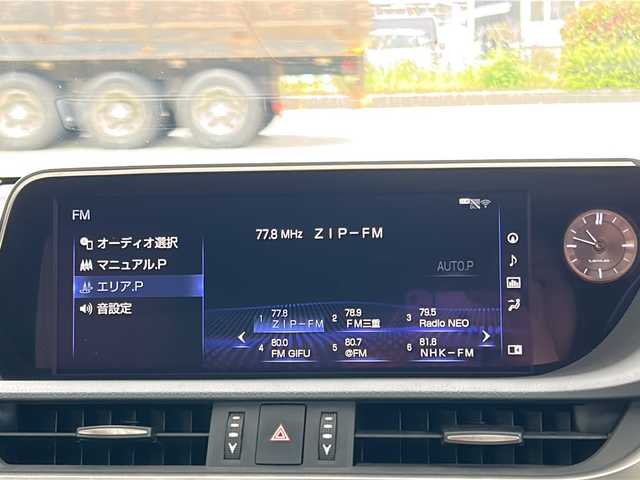レクサス ＥＳ 300h 愛知県 2019(令1)年 2.2万km ソニッククォーツ ワンオーナー/サンルーフ/革シート/純正ナビ/フルセグTV・CD・DVD・SD・Bluetooth/バックカメラ/前席エアシート/前席シートヒーター/前席パワーシート/運転席メモリー機能付パワーシート/ウッドコンビステアリング/パドルシフト/リアサンシェード/LEXUS Safety System/・プリクラッシュセーフティー/・レーントレーシングアシスト/・アダプティブハイビームシステム/・オートマチックハイビーム/・ロードサインアシスト/・レーダークルーズコントロール/・先行車発進告知機能/クリアランスソナー/ブラインドスポットモニター/LEDヘッドライト/オートライト/パワートランク/ステアリングヒーター/純正ドライブレコーダー/USB端子×４/ビルトインETC2.0/テレビキャンセラー/ステアリングスイッチ/プッシュスタート/電動格納ミラー/純正フロアマット/保証書/取扱説明書/ナビ取扱説明書/スペアスマートキー/カードキー