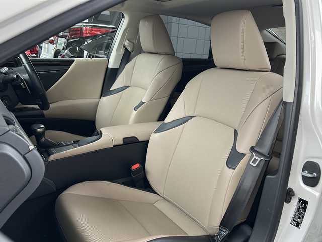 レクサス ＥＳ 300h 愛知県 2019(令1)年 2.2万km ソニッククォーツ ワンオーナー/サンルーフ/革シート/純正ナビ/フルセグTV・CD・DVD・SD・Bluetooth/バックカメラ/前席エアシート/前席シートヒーター/前席パワーシート/運転席メモリー機能付パワーシート/ウッドコンビステアリング/パドルシフト/リアサンシェード/LEXUS Safety System/・プリクラッシュセーフティー/・レーントレーシングアシスト/・アダプティブハイビームシステム/・オートマチックハイビーム/・ロードサインアシスト/・レーダークルーズコントロール/・先行車発進告知機能/クリアランスソナー/ブラインドスポットモニター/LEDヘッドライト/オートライト/パワートランク/ステアリングヒーター/純正ドライブレコーダー/USB端子×４/ビルトインETC2.0/テレビキャンセラー/ステアリングスイッチ/プッシュスタート/電動格納ミラー/純正フロアマット/保証書/取扱説明書/ナビ取扱説明書/スペアスマートキー/カードキー