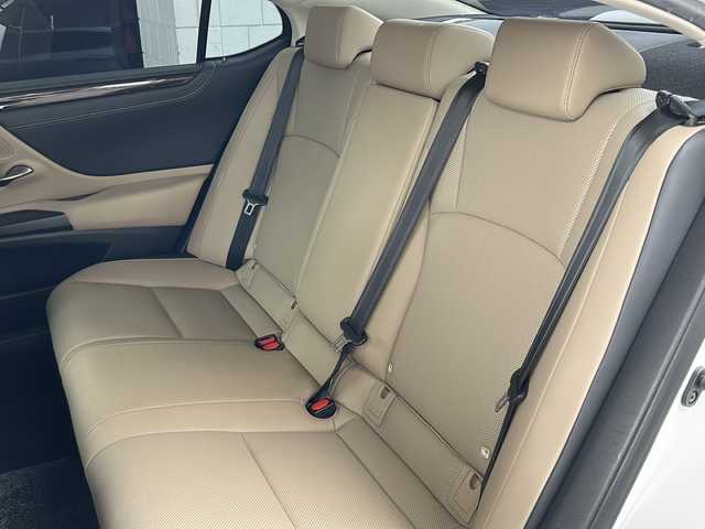 レクサス ＥＳ 300h 愛知県 2019(令1)年 2.2万km ソニッククォーツ ワンオーナー/サンルーフ/革シート/純正ナビ/フルセグTV・CD・DVD・SD・Bluetooth/バックカメラ/前席エアシート/前席シートヒーター/前席パワーシート/運転席メモリー機能付パワーシート/ウッドコンビステアリング/パドルシフト/リアサンシェード/LEXUS Safety System/・プリクラッシュセーフティー/・レーントレーシングアシスト/・アダプティブハイビームシステム/・オートマチックハイビーム/・ロードサインアシスト/・レーダークルーズコントロール/・先行車発進告知機能/クリアランスソナー/ブラインドスポットモニター/LEDヘッドライト/オートライト/パワートランク/ステアリングヒーター/純正ドライブレコーダー/USB端子×４/ビルトインETC2.0/テレビキャンセラー/ステアリングスイッチ/プッシュスタート/電動格納ミラー/純正フロアマット/保証書/取扱説明書/ナビ取扱説明書/スペアスマートキー/カードキー