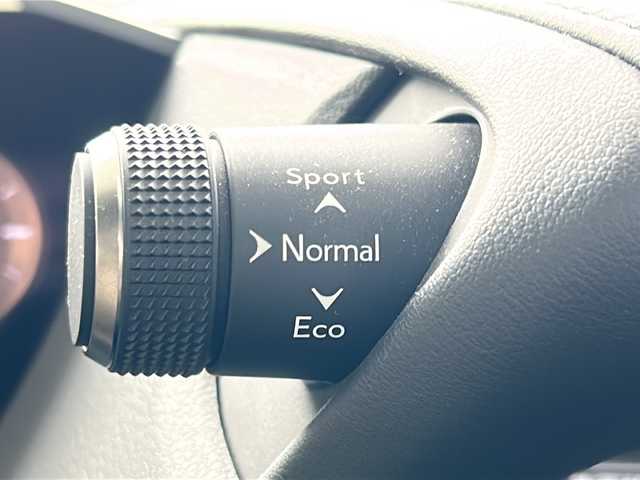 レクサス ＥＳ 300h 愛知県 2019(令1)年 2.2万km ソニッククォーツ ワンオーナー/サンルーフ/革シート/純正ナビ/フルセグTV・CD・DVD・SD・Bluetooth/バックカメラ/前席エアシート/前席シートヒーター/前席パワーシート/運転席メモリー機能付パワーシート/ウッドコンビステアリング/パドルシフト/リアサンシェード/LEXUS Safety System/・プリクラッシュセーフティー/・レーントレーシングアシスト/・アダプティブハイビームシステム/・オートマチックハイビーム/・ロードサインアシスト/・レーダークルーズコントロール/・先行車発進告知機能/クリアランスソナー/ブラインドスポットモニター/LEDヘッドライト/オートライト/パワートランク/ステアリングヒーター/純正ドライブレコーダー/USB端子×４/ビルトインETC2.0/テレビキャンセラー/ステアリングスイッチ/プッシュスタート/電動格納ミラー/純正フロアマット/保証書/取扱説明書/ナビ取扱説明書/スペアスマートキー/カードキー