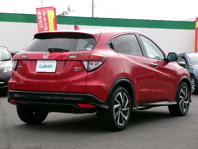 ホンダ ヴェゼル ハイブリッド RS ホンダセンシング 大分県 2017(平29)年 7万km プレミアムクリスタルレッドM 【 Honda SENSING 】/・衝突軽減ブレーキ 〈CMBS〉/・歩行者事故低減ステアリング/・ACC 〈アダプティブ・クルーズ・コントロール〉/・LKAS 〈車線維持支援システム〉/・路外逸脱抑制機能/・誤発進抑制機能/・先行車発進お知らせ機能/・標識認識機能/ワンオーナー/純正メモリーナビ/フルセグテレビ/バックカメラ/Bluetooth/DVD再生可能/ハーフレザーシート/社外ドライブレコーダー（フロント）/オートライト/ＬＥＤヘッドライト/ビルトインETC/スマートキー3個/純正フロアマット/純正18ＡＷ/D・N席シートヒーター