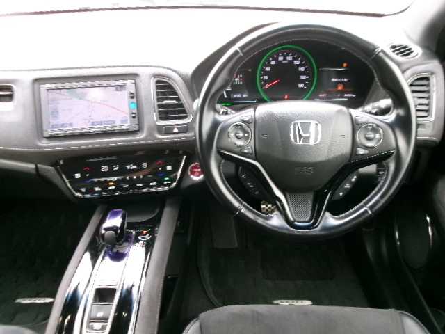 ホンダ ヴェゼル ハイブリッド RS ホンダセンシング 大分県 2017(平29)年 7万km プレミアムクリスタルレッドM 【 Honda SENSING 】/・衝突軽減ブレーキ 〈CMBS〉/・歩行者事故低減ステアリング/・ACC 〈アダプティブ・クルーズ・コントロール〉/・LKAS 〈車線維持支援システム〉/・路外逸脱抑制機能/・誤発進抑制機能/・先行車発進お知らせ機能/・標識認識機能/ワンオーナー/純正メモリーナビ/フルセグテレビ/バックカメラ/Bluetooth/DVD再生可能/ハーフレザーシート/社外ドライブレコーダー（フロント）/オートライト/ＬＥＤヘッドライト/ビルトインETC/スマートキー3個/純正フロアマット/純正18ＡＷ/D・N席シートヒーター