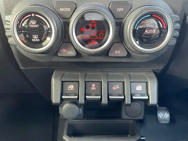 スズキ ジムニー XC 東京都 2020(令2)年 0.3万km シルキーシルバーメタリック ワンオーナー/セーフティサポート/社外SDナビ フルセグTV/CD DVD SD Bluetooth/バックカメラ/シートヒーター（前席）/革巻ステアリング/デュアルセンサーブレーキサポート/誤発信抑制機能/車線逸脱警報機能/ふらつき警報機能/先行車発信お知らせ機能/標識認識機能/クルーズコントロール/ハイビームアシスト/ミラーヒーター/ウィンカー付き電動格納ミラー/スペアキー/保証書＆取扱説明書
