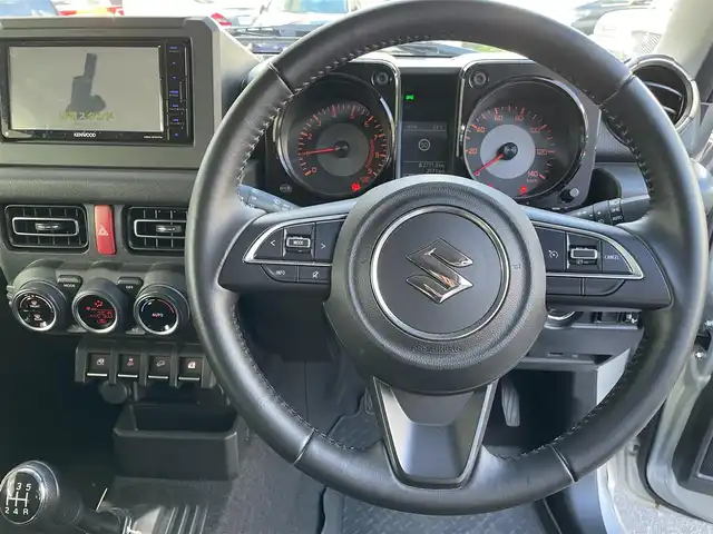 スズキ ジムニー XC 東京都 2020(令2)年 0.3万km シルキーシルバーメタリック ワンオーナー/セーフティサポート/社外SDナビ フルセグTV/CD DVD SD Bluetooth/バックカメラ/シートヒーター（前席）/革巻ステアリング/デュアルセンサーブレーキサポート/誤発信抑制機能/車線逸脱警報機能/ふらつき警報機能/先行車発信お知らせ機能/標識認識機能/クルーズコントロール/ハイビームアシスト/ミラーヒーター/ウィンカー付き電動格納ミラー/スペアキー/保証書＆取扱説明書