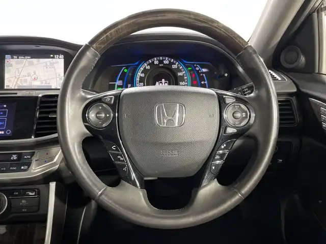 ホンダ アコード ハイブリッド EX 神奈川県 2015(平27)年 6.8万km アラバスターシルバーメタリック 純正ナビゲーション/フルセグ　AM　FM　USB　Bluetooth　VIDEO　HDD　CD　DVD　/サンルーフ/バックカメラ/衝突軽減ブレーキ/レーダークルーズコントロール/前席パワーシート/D席メモリーシート/前席シートヒーター/ハーフレザーシート/スマートキー/スペアキー/プッシュスタート/ウッド×革ステアリング/ビルトインETC/リアドアロールサンシェード/純正リアスポイラー/オートライト/LEDヘッドライト/フォグライト/純正17インチアルミホイル