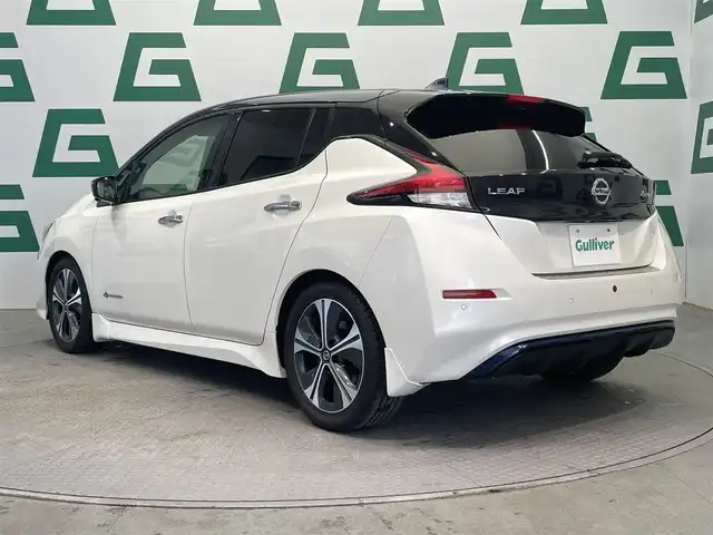 日産 リーフ X Vセレクション 鹿児島県 2021(令3)年 6.7万km ブリリアントホワイトパール/オーロラフレアブルーパール 2トーン 禁煙車/純正７インチナビ/　（Bluetooth.AppleCarPlay.AndroidAuto.フルセグTV.AM/FM)/プロパイロット/　・クルーズコントロール(追従走行あり)/　・レーンキープアシスト/　・インテリジェントエマージェンシーブレーキ/　・オートマチックハイビーム/デジタルインナーミラー/アラウンドビューカメラ/前後コーナーセンサー/ETC2.0/ドライブレコーダー/シートヒーター/ステアリングヒーター/ステアリングリモコン/電動パーキングブレーキ/革調シートカバー