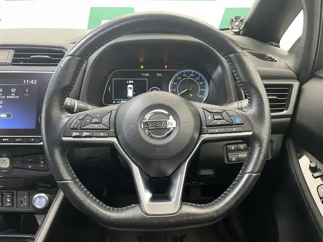 日産 リーフ X Vセレクション 鹿児島県 2021(令3)年 6.7万km ブリリアントホワイトパール/オーロラフレアブルーパール 2トーン 禁煙車/純正７インチナビ/　（Bluetooth.AppleCarPlay.AndroidAuto.フルセグTV.AM/FM)/プロパイロット/　・クルーズコントロール(追従走行あり)/　・レーンキープアシスト/　・インテリジェントエマージェンシーブレーキ/　・オートマチックハイビーム/デジタルインナーミラー/アラウンドビューカメラ/前後コーナーセンサー/ETC2.0/ドライブレコーダー/シートヒーター/ステアリングヒーター/ステアリングリモコン/電動パーキングブレーキ/革調シートカバー