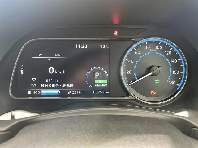 日産 リーフ X Vセレクション 鹿児島県 2021(令3)年 6.7万km ブリリアントホワイトパール/オーロラフレアブルーパール 2トーン 禁煙車/純正７インチナビ/　（Bluetooth.AppleCarPlay.AndroidAuto.フルセグTV.AM/FM)/プロパイロット/　・クルーズコントロール(追従走行あり)/　・レーンキープアシスト/　・インテリジェントエマージェンシーブレーキ/　・オートマチックハイビーム/デジタルインナーミラー/アラウンドビューカメラ/前後コーナーセンサー/ETC2.0/ドライブレコーダー/シートヒーター/ステアリングヒーター/ステアリングリモコン/電動パーキングブレーキ/革調シートカバー