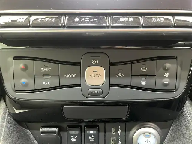 日産 リーフ X Vセレクション 鹿児島県 2021(令3)年 6.7万km ブリリアントホワイトパール/オーロラフレアブルーパール 2トーン 禁煙車/純正７インチナビ/　（Bluetooth.AppleCarPlay.AndroidAuto.フルセグTV.AM/FM)/プロパイロット/　・クルーズコントロール(追従走行あり)/　・レーンキープアシスト/　・インテリジェントエマージェンシーブレーキ/　・オートマチックハイビーム/デジタルインナーミラー/アラウンドビューカメラ/前後コーナーセンサー/ETC2.0/ドライブレコーダー/シートヒーター/ステアリングヒーター/ステアリングリモコン/電動パーキングブレーキ/革調シートカバー