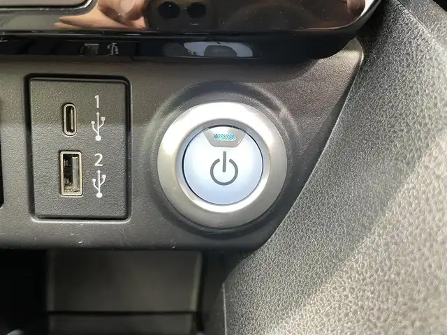 日産 リーフ X Vセレクション 鹿児島県 2021(令3)年 6.7万km ブリリアントホワイトパール/オーロラフレアブルーパール 2トーン 禁煙車/純正７インチナビ/　（Bluetooth.AppleCarPlay.AndroidAuto.フルセグTV.AM/FM)/プロパイロット/　・クルーズコントロール(追従走行あり)/　・レーンキープアシスト/　・インテリジェントエマージェンシーブレーキ/　・オートマチックハイビーム/デジタルインナーミラー/アラウンドビューカメラ/前後コーナーセンサー/ETC2.0/ドライブレコーダー/シートヒーター/ステアリングヒーター/ステアリングリモコン/電動パーキングブレーキ/革調シートカバー