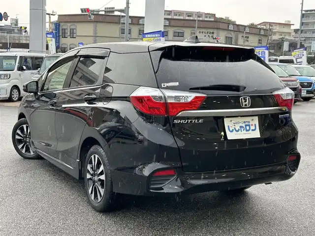 ホンダ シャトル ハイブリッド X 沖縄県 2016(平28)年 7.3万km クリスタルブラックパール (株)IDOMが運営する【じしゃロンコザ店】の自社ローン専用車両になりますこちらは現金またはオートローンご利用時の価格です。自社ローンご希望の方は別途その旨お申付け下さい/純正ナビ　/バックカメラ　/ＥＴＣ　/衝突軽減ブレーキ　/クルーズコントロール　/コーナーセンサー　/パドルシフト　/ハーフレザーシート　/純正アルミホイール　/プッシュスタート　/スマートキー　/オートライト