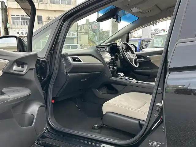 ホンダ シャトル ハイブリッド X 沖縄県 2016(平28)年 7.3万km クリスタルブラックパール (株)IDOMが運営する【じしゃロンコザ店】の自社ローン専用車両になりますこちらは現金またはオートローンご利用時の価格です。自社ローンご希望の方は別途その旨お申付け下さい/純正ナビ　/バックカメラ　/ＥＴＣ　/衝突軽減ブレーキ　/クルーズコントロール　/コーナーセンサー　/パドルシフト　/ハーフレザーシート　/純正アルミホイール　/プッシュスタート　/スマートキー　/オートライト